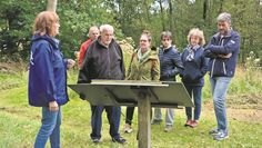 Bettina Schroeder (links) informiert über die Bildungsmöglichkeiten in und an der Umweltpyramide.
