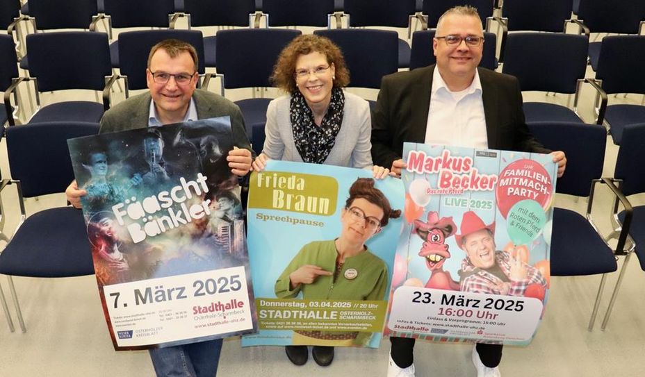 Stadthallenmanager Matthias Renken, Pressesprecherin Christine Cassel-Schneider und Sparkassen-Regionaldirektor Carsten Brinkmann (von links) präsentieren drei der Highlights für 2025.