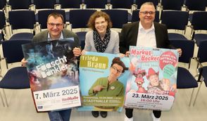 Stadthallenmanager Matthias Renken, Pressesprecherin Christine Cassel-Schneider und Sparkassen-Regionaldirektor Carsten Brinkmann (von links) präsentieren drei der Highlights für 2025.