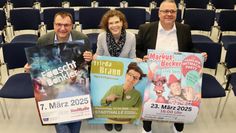 Stadthallenmanager Matthias Renken, Pressesprecherin Christine Cassel-Schneider und Sparkassen-Regionaldirektor Carsten Brinkmann (von links) präsentieren drei der Highlights für 2025.