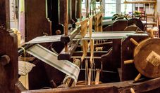 Seit über 200 Jahren entstehen an den Webstühlen Stoffe und Muster.