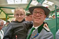 „Vize-König“ Claus Bösch wurde beim Wettkampf im „Schützengraben“ tatkräftig von seiner Tochter, der Kinderkönigin Tessa, unterstützt.