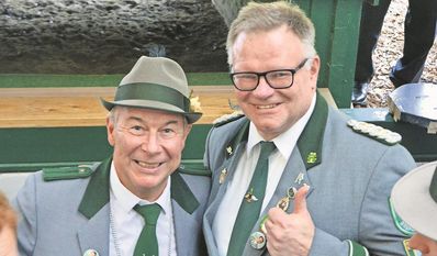 Nicholas Ibsen (links) freut mit Schützen-Präsident Gunnar Dücker nach dem Königsschuss.