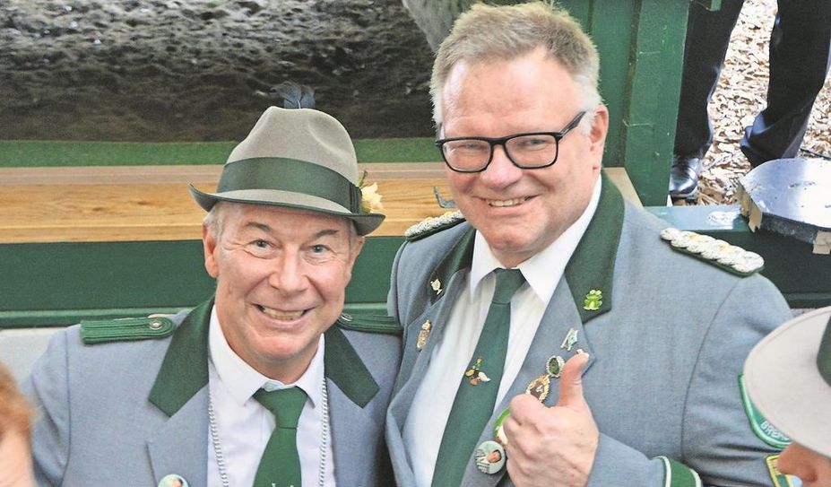 Nicholas Ibsen (links) freut mit Schützen-Präsident Gunnar Dücker nach dem Königsschuss.