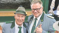 Nicholas Ibsen (links) freut mit Schützen-Präsident Gunnar Dücker nach dem Königsschuss.