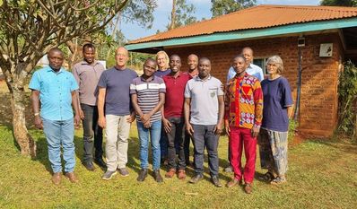 Dieter Tost (3. v. li.) hat vier Wochen mit Maike Ettling (re.) und Mitarbeitenden eines Gesundheitszentrums in Tansania verbracht und sie bei ihrer Arbeit unterstützt.