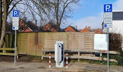 Die Ladesäule stammt von der Wirelane Public GmbH, die auch an den Standorten im Schubertring und in der Käthe-Kollwitz-Straße tätig ist.
