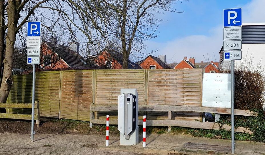 Die Ladesäule stammt von der Wirelane Public GmbH, die auch an den Standorten im Schubertring und in der Käthe-Kollwitz-Straße tätig ist.
