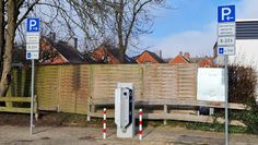 Die Ladesäule stammt von der Wirelane Public GmbH, die auch an den Standorten im Schubertring und in der Käthe-Kollwitz-Straße tätig ist.