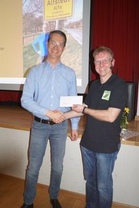 Thomas Lafrenz überreicht eine Spende von der Samtgemeinde an den Vorsitzenden Michael Müller