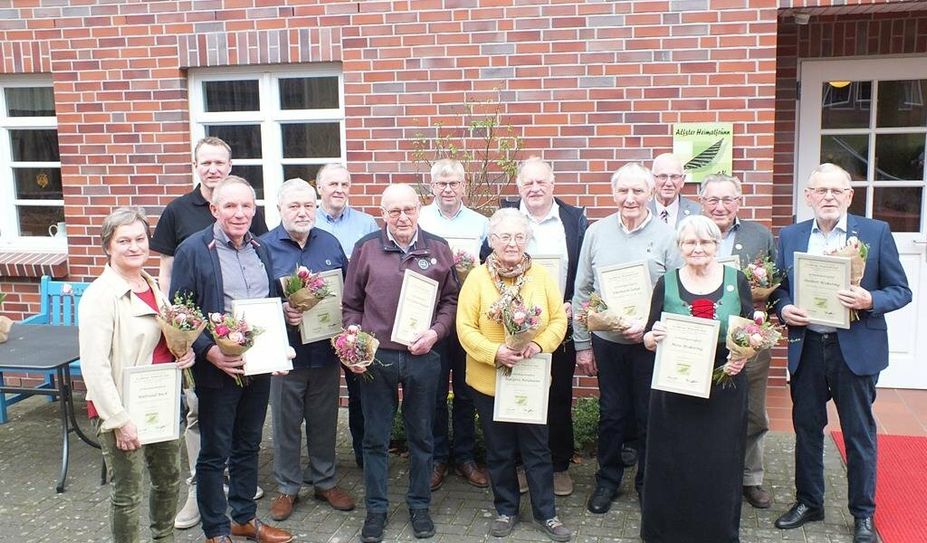 Die geehrten Gründungsmitglieder vor dem Heimathaus
