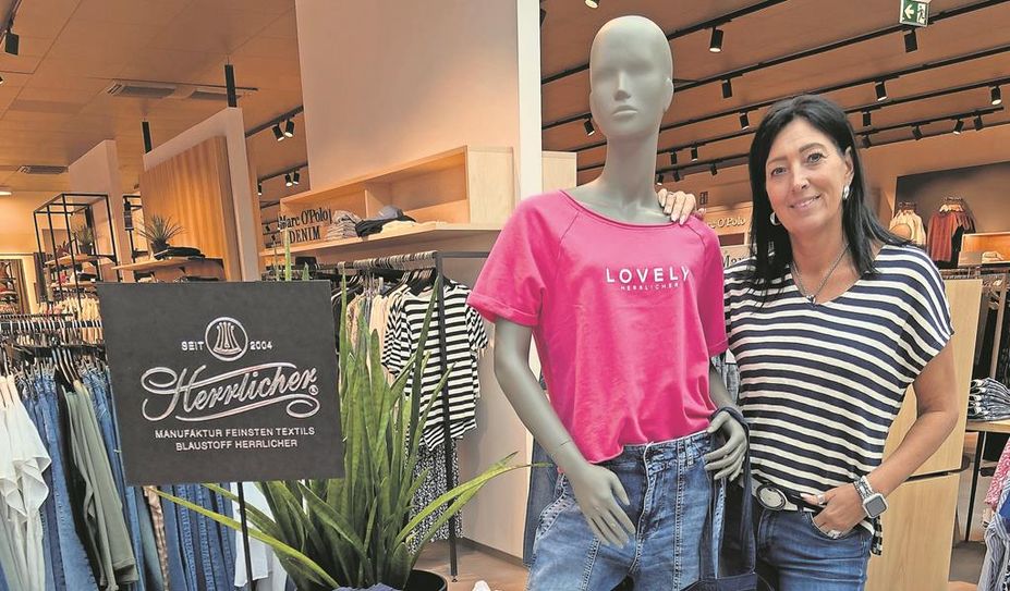 Bei Schlüter können Besucher:innen am Sonntag leckere Torten und Cocktails genießen und sich auf tolle Aktionen und Angebote freuen.