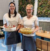 Bei Schlüter können Besucher:innen am Sonntag leckere Torten und Cocktails genießen und sich auf tolle Aktionen und Angebote freuen.