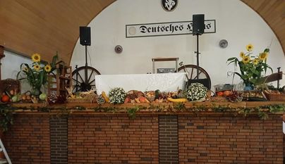 Der geschmückte Saal im „Deutschen Haus“ sorgt für die besondere Atmosphäre.