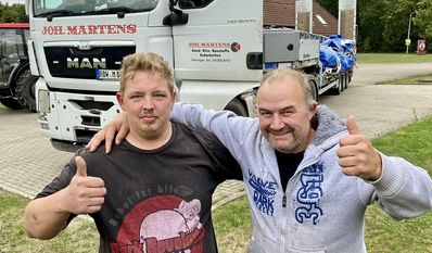 Kalli Köllner (re.) mit Stefan von der Firma Martens aus Selsingen.