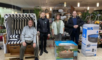 Strandkorbgewinner Karl-Heinz Stelljes, Dennis Rust (Marktkauf), Whirlpoolgewinnerin Ina Heißenbüttel und Stefan Molkentin.