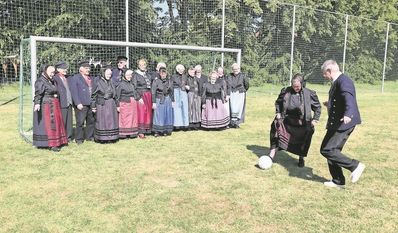 Kutenholz (eb). Das Interesse, immer mal wieder etwas anderes zu singen, führte die Kutenholzer Trachtensingers dieses Mal auf den Fußballplatz. Der Chor übte dort das zur Europa-Meisterschaft neu komponierte Lied „Vor - noch ein Tor“, um die deutsche Nationalmanschaft zu unterstützen. Neue Mitsänger:innen sind in der Gruppe immer willkommen. Informationen gibt es bei Renate Teßmann unter 04762/8106 und Chorleiter Dr. Hans-Martin Kallenberger unter 04166/8482370.