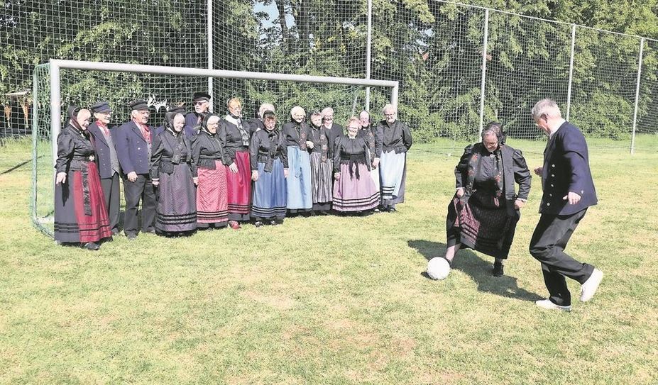 Kutenholz (eb). Das Interesse, immer mal wieder etwas anderes zu singen, führte die Kutenholzer Trachtensingers dieses Mal auf den Fußballplatz. Der Chor übte dort das zur Europa-Meisterschaft neu komponierte Lied „Vor - noch ein Tor“, um die deutsche Nationalmanschaft zu unterstützen. Neue Mitsänger:innen sind in der Gruppe immer willkommen. Informationen gibt es bei Renate Teßmann unter 04762/8106 und Chorleiter Dr. Hans-Martin Kallenberger unter 04166/8482370.