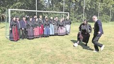 Kutenholz (eb). Das Interesse, immer mal wieder etwas anderes zu singen, führte die Kutenholzer Trachtensingers dieses Mal auf den Fußballplatz. Der Chor übte dort das zur Europa-Meisterschaft neu komponierte Lied „Vor - noch ein Tor“, um die deutsche Nationalmanschaft zu unterstützen. Neue Mitsänger:innen sind in der Gruppe immer willkommen. Informationen gibt es bei Renate Teßmann unter 04762/8106 und Chorleiter Dr. Hans-Martin Kallenberger unter 04166/8482370.
