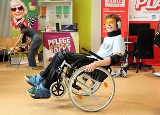 Das Ausbildungsnetzwerk Pflege im Landkreis Osterholz (PiP - Pflege ist Perspektive) brachte einen sogenannten „Altersanzug“ inklusive Rollstuhl zur Ausbildungsmesse mit.
