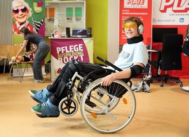 Das Ausbildungsnetzwerk Pflege im Landkreis Osterholz (PiP - Pflege ist Perspektive) brachte einen sogenannten „Altersanzug“ inklusive Rollstuhl zur Ausbildungsmesse mit.