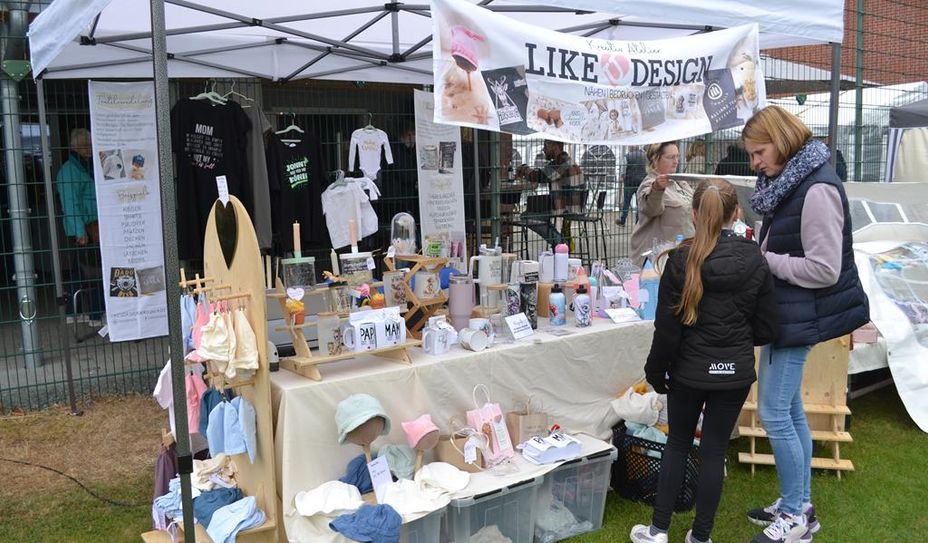Beim Kunsthandwerkermarkt werden viele verschiedene Schätze angeboten.