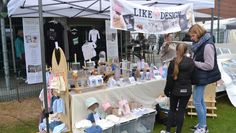Beim Kunsthandwerkermarkt werden viele verschiedene Schätze angeboten.