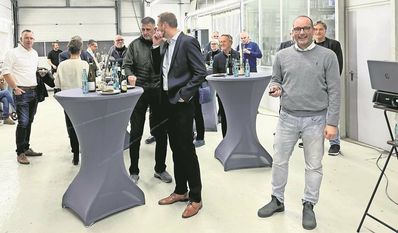 Zahlreiche Mitglieder der Bremervörder Wirtschaftsgilde tauschten sich kürzlich im Betrieb von Dieter Poppe aus.