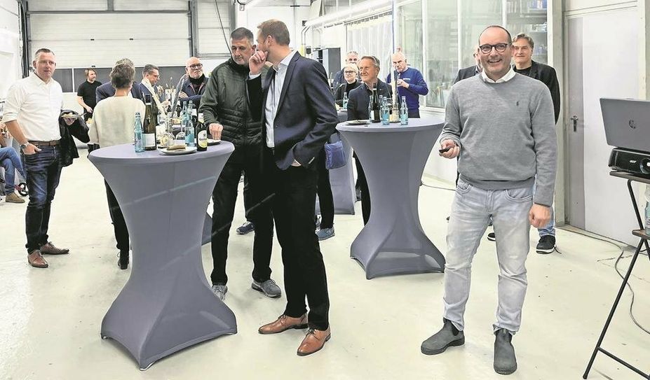 Zahlreiche Mitglieder der Bremervörder Wirtschaftsgilde tauschten sich kürzlich im Betrieb von Dieter Poppe aus.