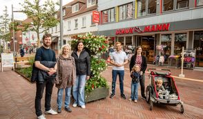 Die Initiatoren verschönern die Stadt und hoffen, dass die Blumen lange erhalten bleiben.
