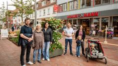 Die Initiatoren verschönern die Stadt und hoffen, dass die Blumen lange erhalten bleiben.