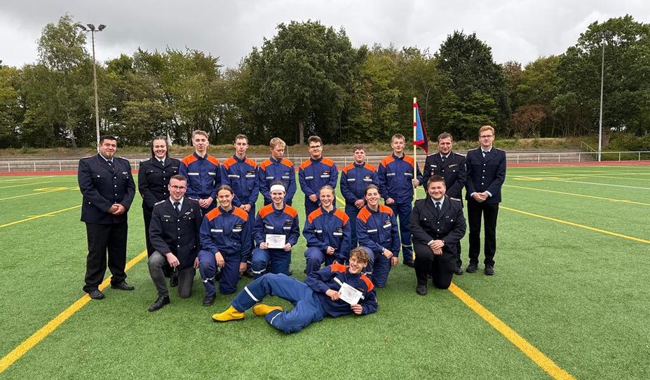 Stolz präsentieren die Mitglieder der Stadtjugendfeuerwehr Bremervörde ihre Leistungsspangen.