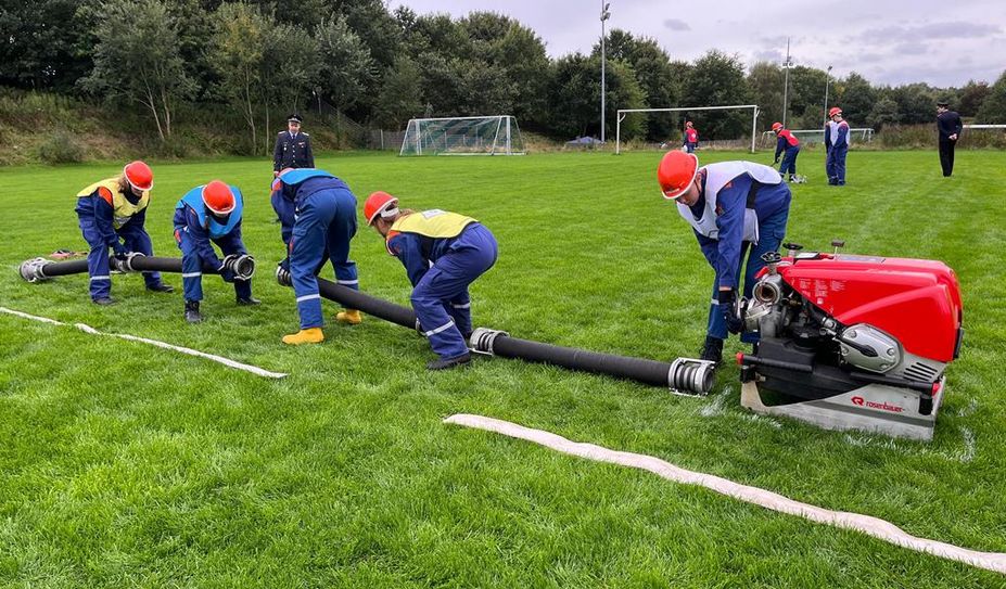 Das Kuppeln der Saugleitung erforderte höchste Konzentration.