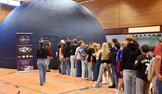 Das 4,70 Meter hohe Schulplanetarium sorgte für staunende Gesichter bei den Jugendlichen.