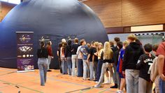 Das 4,70 Meter hohe Schulplanetarium sorgte für staunende Gesichter bei den Jugendlichen.