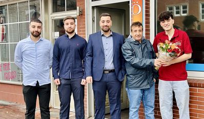 Mehmet Serif Ersöz (rechts), erhält von Firmengründer Yahya Bayrak Blumen zur Übergabe. Neben ihm seine Söhne Siyament Bayrak, Reber Bayrak und Feyzullah Bayrak.