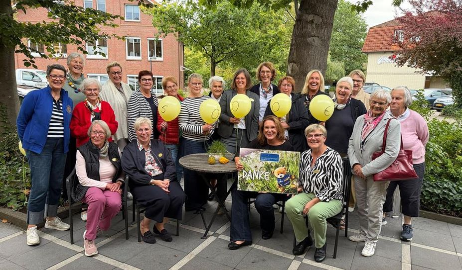 Die Clubfreundinnen freuten sich, dass sie eine so große Spende an den ASB-Wünschewagen überreichen konnten.