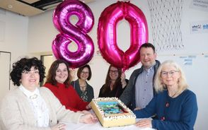 (v. l.) Natasha Zupkovic, Elena Retat, Doris Frederick, Nicole Thieme, Ihno Schild und Gabriele Haar mit Geburtstagstorte.
