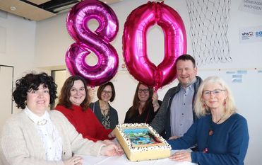 (v. l.) Natasha Zupkovic, Elena Retat, Doris Frederick, Nicole Thieme, Ihno Schild und Gabriele Haar mit Geburtstagstorte.