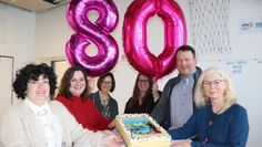 (v. l.) Natasha Zupkovic, Elena Retat, Doris Frederick, Nicole Thieme, Ihno Schild und Gabriele Haar mit Geburtstagstorte.