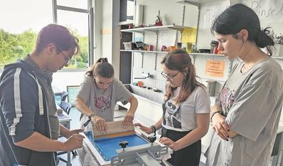 Der Kunst Leistungskurs arbeitet hoch konzentriert an ihren Hoodies.