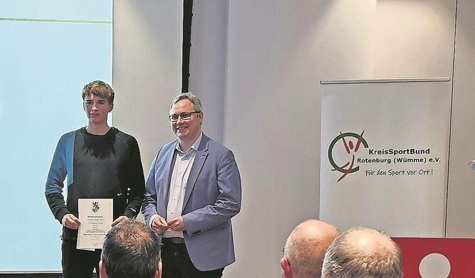 (v.l.) Tjelle Haber und Landrat Marco Prietz bei der Übergabe der besonderen Auszeichnung.