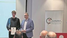 (v.l.) Tjelle Haber und Landrat Marco Prietz bei der Übergabe der besonderen Auszeichnung.