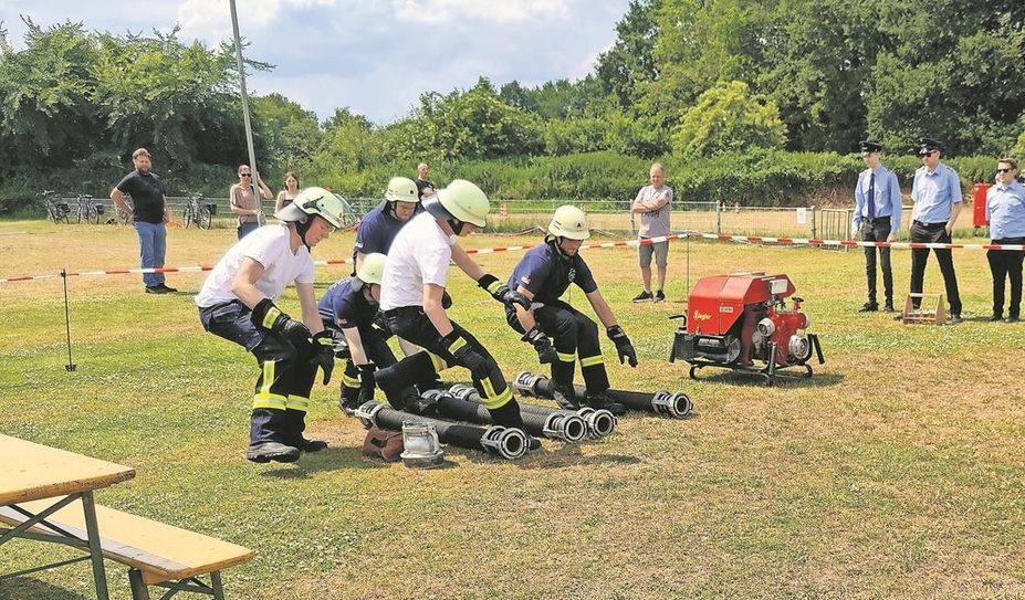 Wenn ein Brand gelöscht werden muss, zählt jede Sekunde. Dafür übt die Freiwillige Feuerwehr regelmäßig.