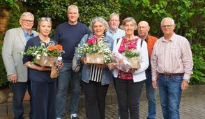 Die Teilnahme an der Tombola auf der Gewerbeschau hat sich für diese Gewinner gelohnt  (v. r.). Karin Otten, Tanja Poppe und Thomas Eberwein, seine Ehefrau Petra hat den Preis abgeholt.