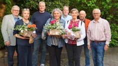 Die Teilnahme an der Tombola auf der Gewerbeschau hat sich für diese Gewinner gelohnt  (v. r.). Karin Otten, Tanja Poppe und Thomas Eberwein, seine Ehefrau Petra hat den Preis abgeholt.