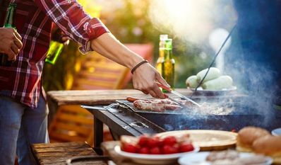 Im Urlaub wird gerne gegrillt, aber auch hier fällt viel Fragen aufwerfende Müll an.