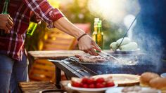 Im Urlaub wird gerne gegrillt, aber auch hier fällt viel Fragen aufwerfende Müll an.
