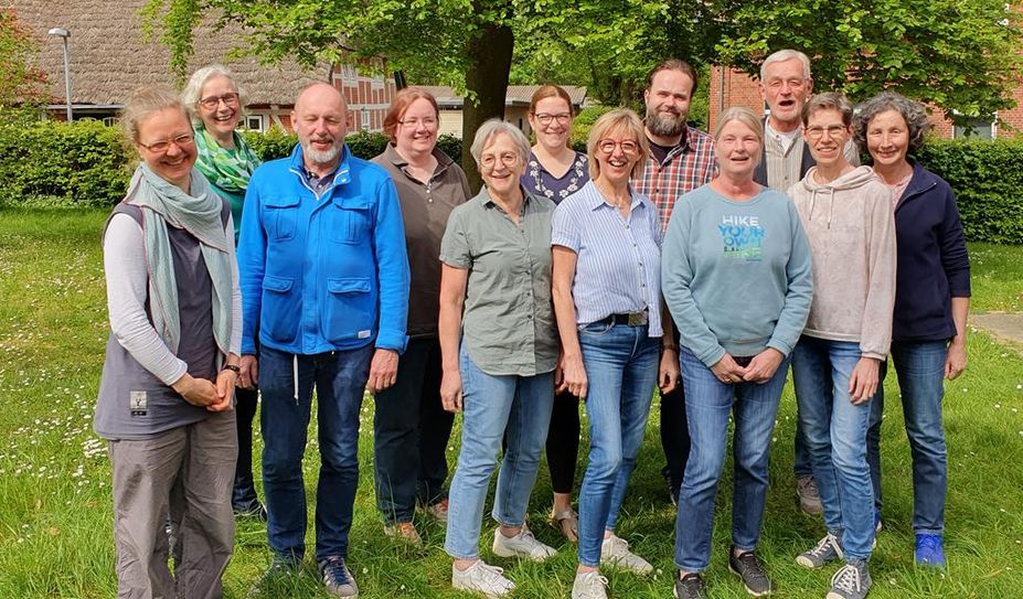 Landkreis Rotenburg(eb). Der Ambulante Hospizdienst des Kirchenkreises Bremervörde-Zeven freut sich, neun neue ausgebildete Ehrenamtliche zu begrüßen. Von November 2023 bis Mai 2024 haben sich sieben Frauen und zwei Männer intensiv mit dem Thema Sterben, Tod und Trauer beschäftigt. Sie haben ihre eigene Haltung gestärkt und das ruhige Eingehen auf Bedürfnisse Sterbender und ihrer Angehörigen geübt. Sie sind nun mit viel Offenheit in die Gruppen in Zeven, Selsingen und Bremervörde aufgenommen worden und sind hochmotiviert für ihre Aufgaben. Der Ambulante Hospizdienst ist unter 0160/90330685 oder hospizdienst.org zu erreichen.