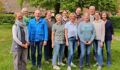 Landkreis Rotenburg(eb). Der Ambulante Hospizdienst des Kirchenkreises Bremervörde-Zeven freut sich, neun neue ausgebildete Ehrenamtliche zu begrüßen. Von November 2023 bis Mai 2024 haben sich sieben Frauen und zwei Männer intensiv mit dem Thema Sterben, Tod und Trauer beschäftigt. Sie haben ihre eigene Haltung gestärkt und das ruhige Eingehen auf Bedürfnisse Sterbender und ihrer Angehörigen geübt. Sie sind nun mit viel Offenheit in die Gruppen in Zeven, Selsingen und Bremervörde aufgenommen worden und sind hochmotiviert für ihre Aufgaben. Der Ambulante Hospizdienst ist unter 0160/90330685 oder hospizdienst.org zu erreichen.